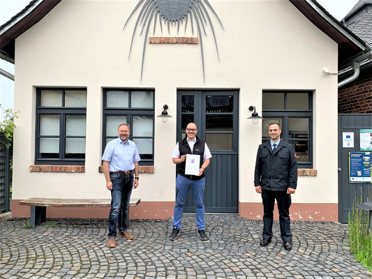 Bild: v. l. Bürgermeister Dr. Frank Schmidt, Lars Fischer und der 2. stv. Gemeindebrandinspektor Tim Rohrmann